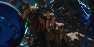 巨大的公共圣诞树上挂着玻璃玩具和松果