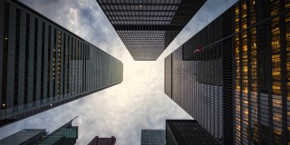 商业和金融概念，缩小时间推移的观点，在多伦多，安大略省，加拿大金融区的现代办公楼建筑黄昏仰望