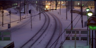 D '在下雪的夜晚，乘火车上下班