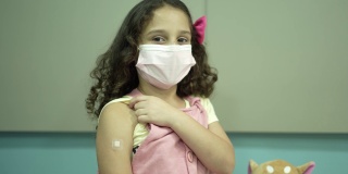 孩子很高兴接种新冠肺炎疫苗