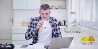 一名白人男子不小心把牛奶洒在了笔记本电脑上