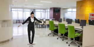 会跳芭蕾的女商人在办公室里跳