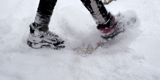 女孩用脚撒雪