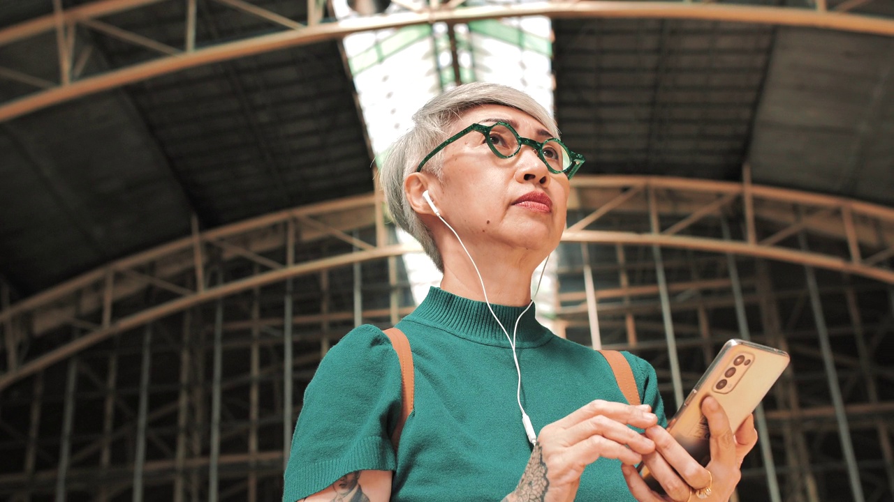 Hipster Senior使用智能手机进行通勤和日常生活。