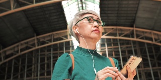 Hipster Senior使用智能手机进行通勤和日常生活。