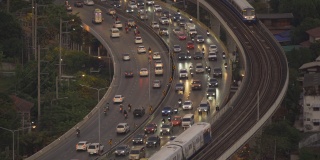 鸟瞰高速公路街道与汽车交通和火车上的铁路，曼谷市中心。泰国。智慧城市中的金融区。