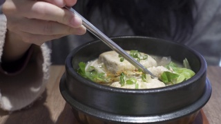 在中国餐馆吃豆腐火锅。视频素材模板下载