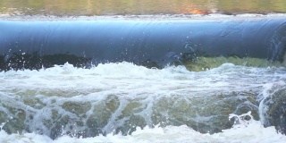 水翻滚，在河上溅起水花，慢动作250帧/秒