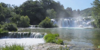 Skradinski瀑布是Krka国家公园最不寻常的瀑布。