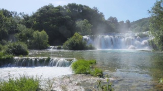 Skradinski瀑布是Krka国家公园最不寻常的瀑布。视频素材模板下载