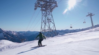 专业滑雪教练在意大利阿尔卑斯山进行速度滑雪(蒙特罗莎)视频素材模板下载