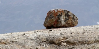 山脊上的岩石，在斯瓦尔巴特群岛，被冰川的冰流搬运