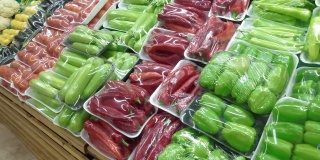 市场的柜台上摆放着不同的天然蔬菜。