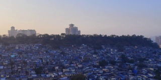 从Vikhroli的Powai地区看到的孟买城市。从马哈拉施特拉邦的维霍利孟买Powai俯瞰建筑和房屋，飞机从孟买机场飞过