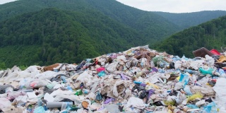来自家庭的垃圾在垃圾填埋场。泰国倾倒场的垃圾处理。