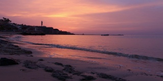 海滩Ras Umm El Sid的全景。美丽的日出在红海与岩石海岸，沙滩与第一缕阳光，沙姆沙伊赫，埃及。假期,假期的概念