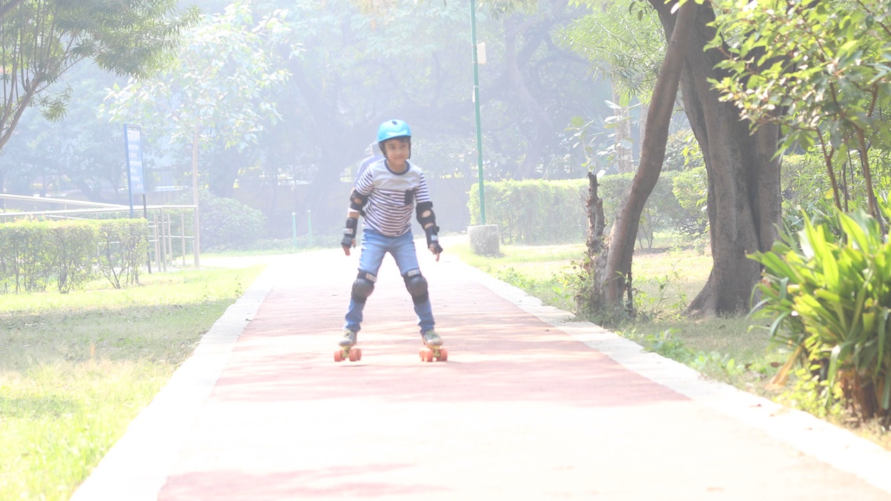 男孩在公园里学习轮滑