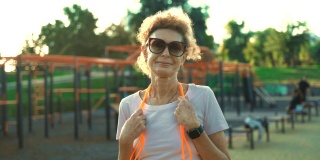 高级女子户外跳绳锻炼。成熟年龄的积极生活方式和保健概念。退休后的健康生活方式。老年妇女用跳绳锻炼身体