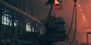 冶金工厂内部。铸铁大模具上的铸造工人。重工业。钢铁工厂