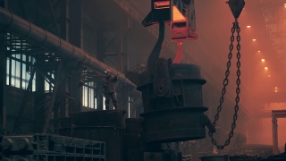 冶金工厂内部。铸铁大模具上的铸造工人。重工业。钢铁工厂视频素材模板下载