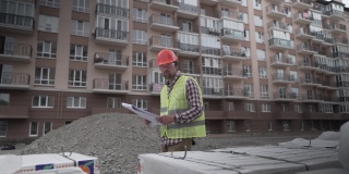 男施工人员考虑将建筑材料带到施工现场，控制材料。检查和清点工地的建筑材料。房屋绝缘检查