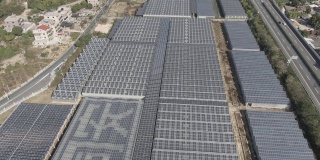农场种植园的太阳能发电设施