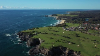 无人机拍摄的澳大利亚新南威尔士州南海岸Narooma高尔夫球场和Narooma海滩视频素材模板下载