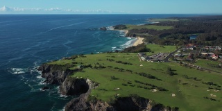 无人机拍摄的澳大利亚新南威尔士州南海岸Narooma高尔夫球场和Narooma海滩