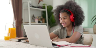 4K非洲小女孩与老师在笔记本电脑上在线学习