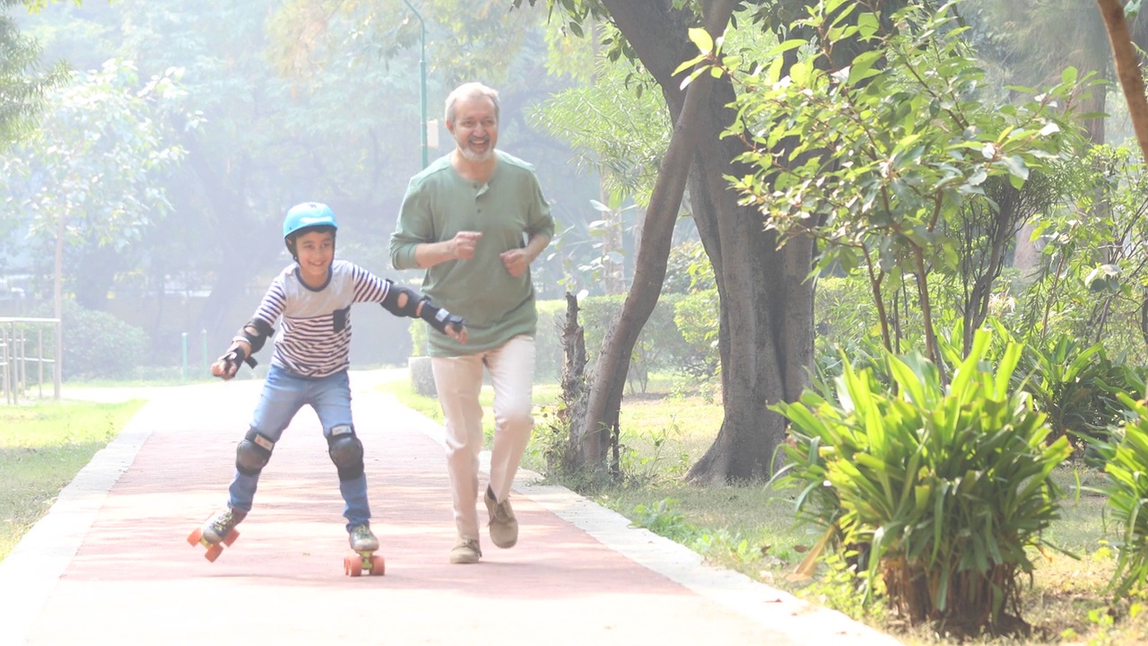 爷爷在公园跑步，他的孙子在公园滑冰