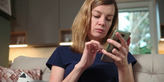 女人用智能手机浏览新闻。在线社交媒体