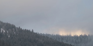 史诗般的冬季景观，在法国孚日山脉的戏剧性的橙色天空延时4K