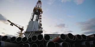 在石油和天然气工业中，在石油平台上操作钻井平台。