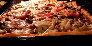 披萨在热气腾腾的煤气炉里烤着，4K特写视频