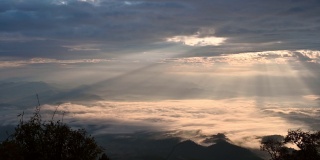 在国家公园的热带雨林里，阳光照在山峦上的壮观的天空和雾蒙蒙的景象