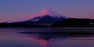 在冰冻的山中湖畔，黎明时分的红富士