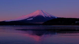 在冰冻的山中湖畔，黎明时分的红富士视频素材模板下载