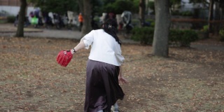 在公园里玩接球的女人