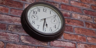 砖墙上的古董钟