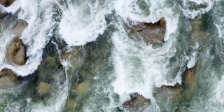俯视图的快速电流:背景显示白色泡沫在山区的河流