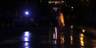 五月的一个晚上，小镇的街道上下了一场小雨之后，汽车和行人的交通都中断了