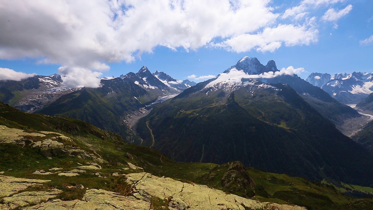 炎炎夏日的勃朗峰冰川美景。