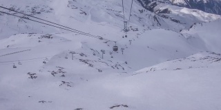随着时间的推移，缆车在斜坡上速度下降，滑雪是有趣的