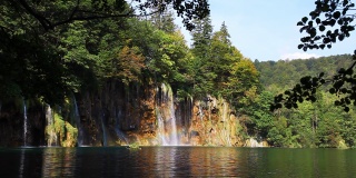 森林地区的大瀑布。地理位置著名的度假胜地Plitvice国家公园。