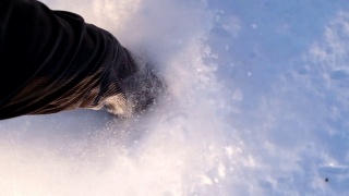 在新鲜的雪粉中奔跑视频素材模板下载