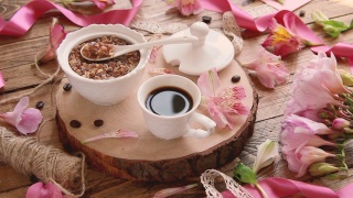 木桌上的咖啡杯和鲜花视频素材模板下载