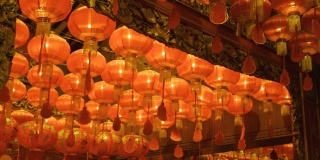 为了庆祝中国新年，天花板上挂着橙色的灯笼。农历新年。曼谷的龙庙。泰国。