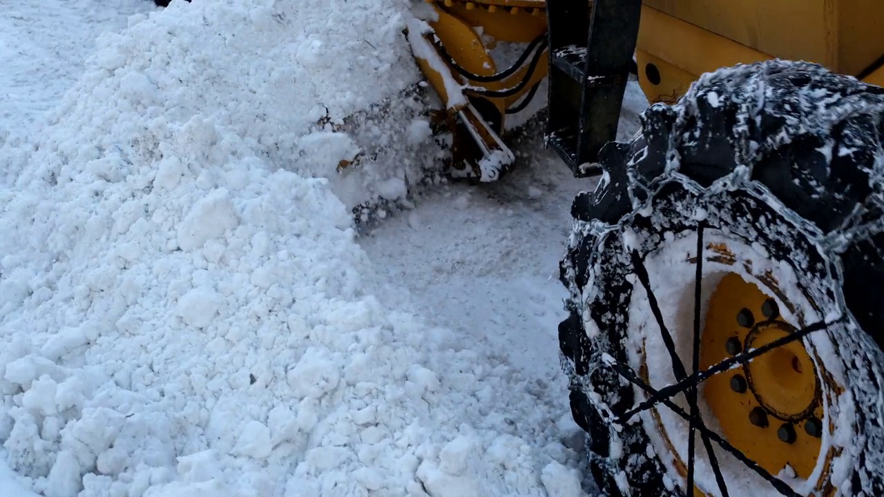 扫雪机正在清扫路上的积雪