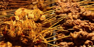 印尼传统街头小吃“angkringan”，在小吃摊的各种烤沙嗲，从jogja或solo，中爪哇，印尼。通常在晚上开放