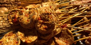 印尼传统街头小吃“angkringan”，在小吃摊的各种烤沙嗲，从jogja或solo，中爪哇，印尼。